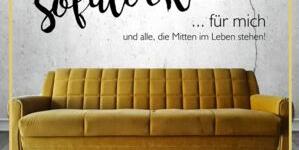 Sie sehen ein Plakat mit einem gelben Sofa