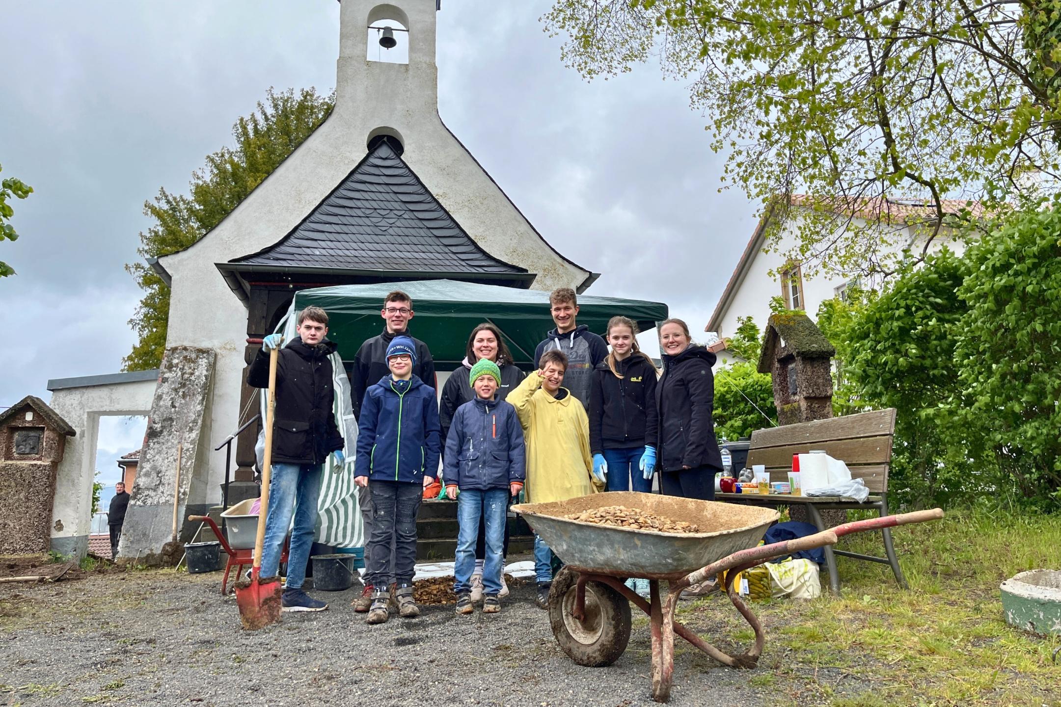 Mit viel Elan arbeitet die Katholische Jugend Mülheim an ihrer Aufgabe im Zuge der 72-Stunden-Aktion: Die Marienkapelle renovieren und einen Kinderkreuzweg gestalten.