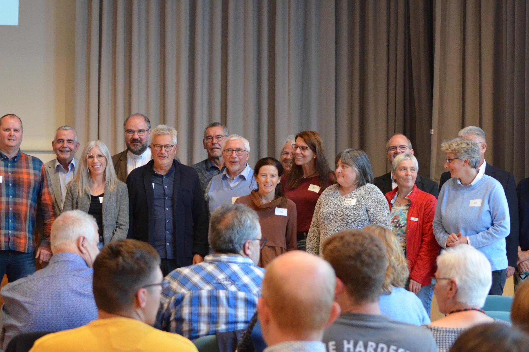 Der Rat des Pastoralen Raumes Mayen mit den neu gewählten Mitgliedern (v.li.n.re.): Ulrike Heuft, Dominik Hallfell, Dr. Thomas P. Fößel, Christiane Jeub, Dekan Jörg Schuh, Rolf Keuser, Hans Peter Schmitz, Hugo Nowicki, Helga Wendel, Birgit Becker, Andrea Maria Schlich, Gerda Baums, Marek Jost, Irmgard Hillesheim, Martina Wolf, Rainer Dinger, Doris Rieder, Erich Mieden  auf dem Bild fehlen: Miriam Ackermann, Kornelia Kronz und Sabine Klasen