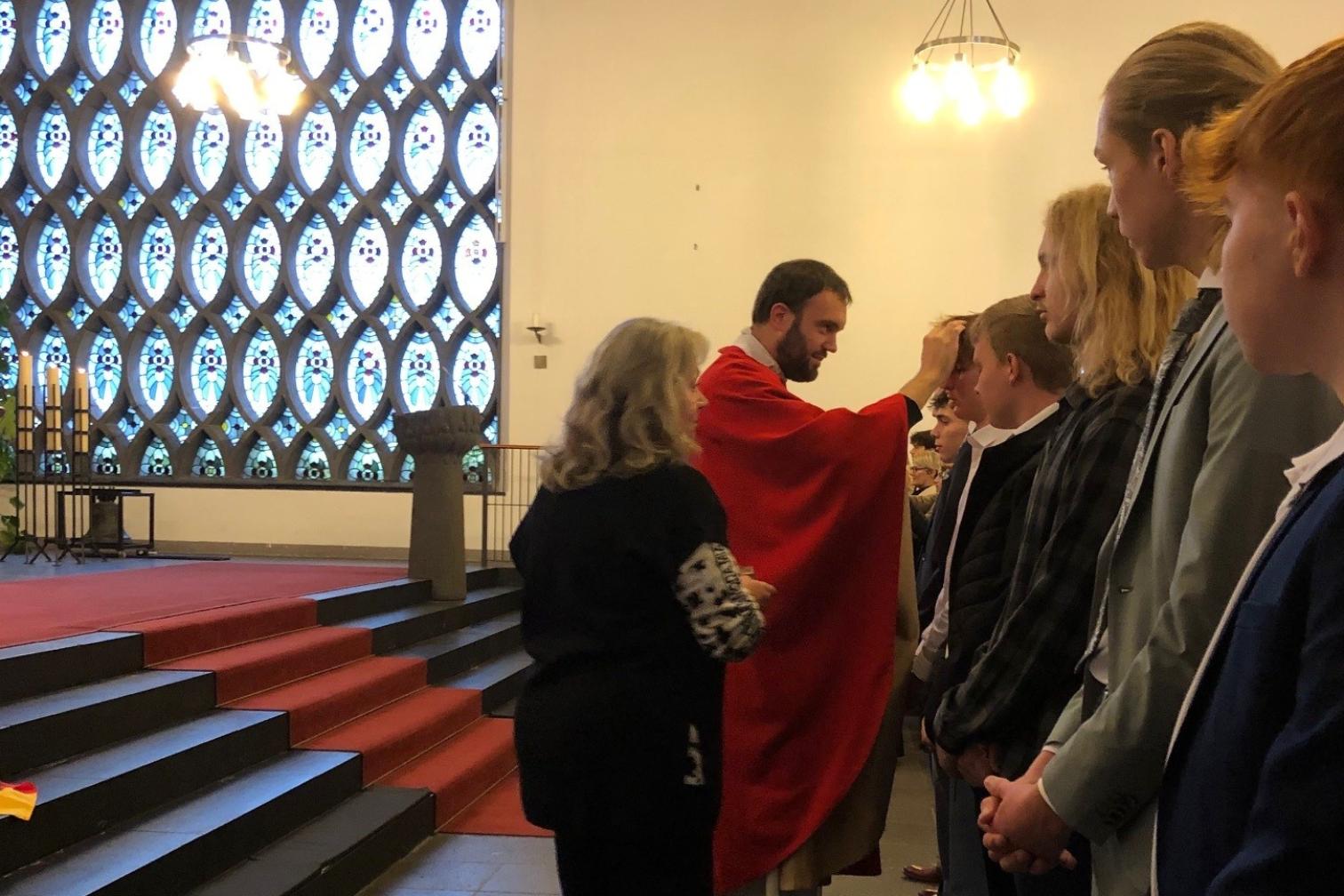 Jugendpfarrer Lück bei der Firmung in St. Veit Mayen