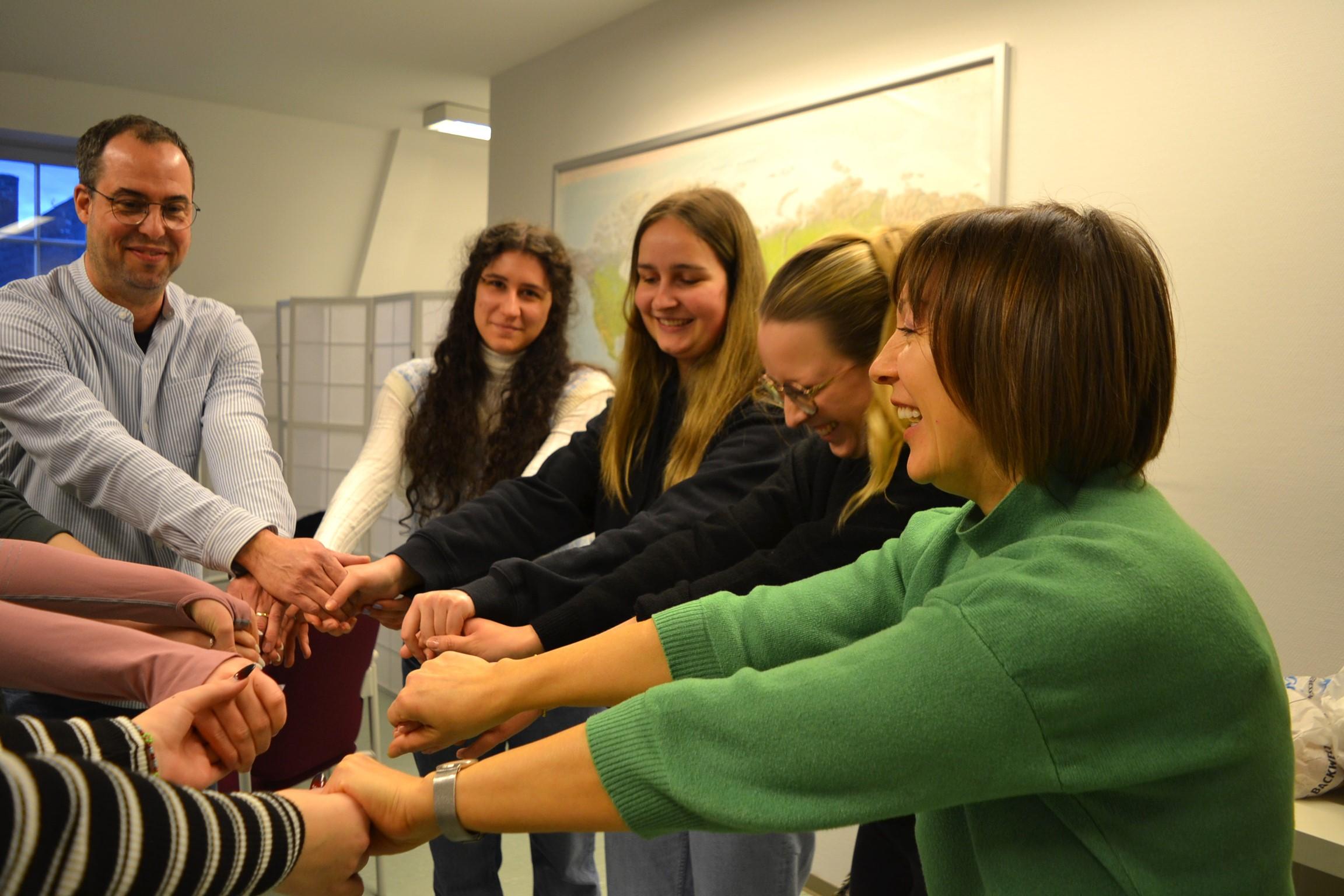 David Morgenstern, die beiden Praktikantinnen Svenja Dünchel und Hannah Koll sowie Sarah Krämer und Natalie Pauls (v. links) geben den Kindern und Jugendlichen Halt.