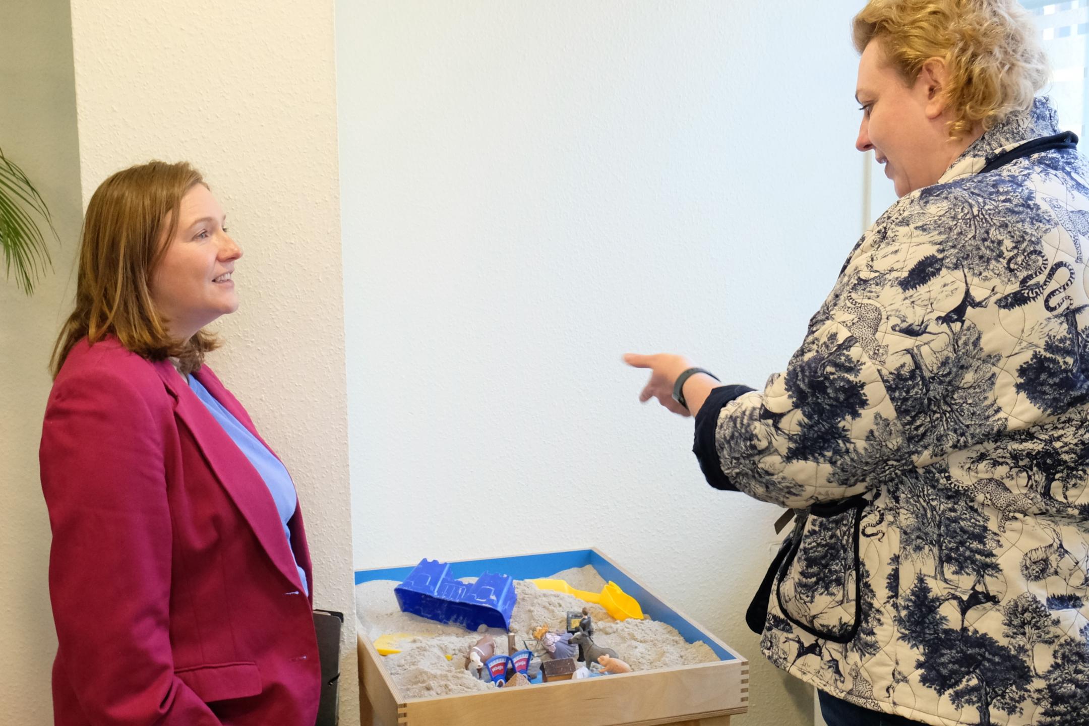 Im Gespräch mit den Mitarbeitenden des Psychosozialen Zentrums für Flüchtlinge in Mayen hat Ministerin Katharina Binz (links) ihre Wertschätzung für deren tägliche Arbeit zum Ausdruck gebracht.