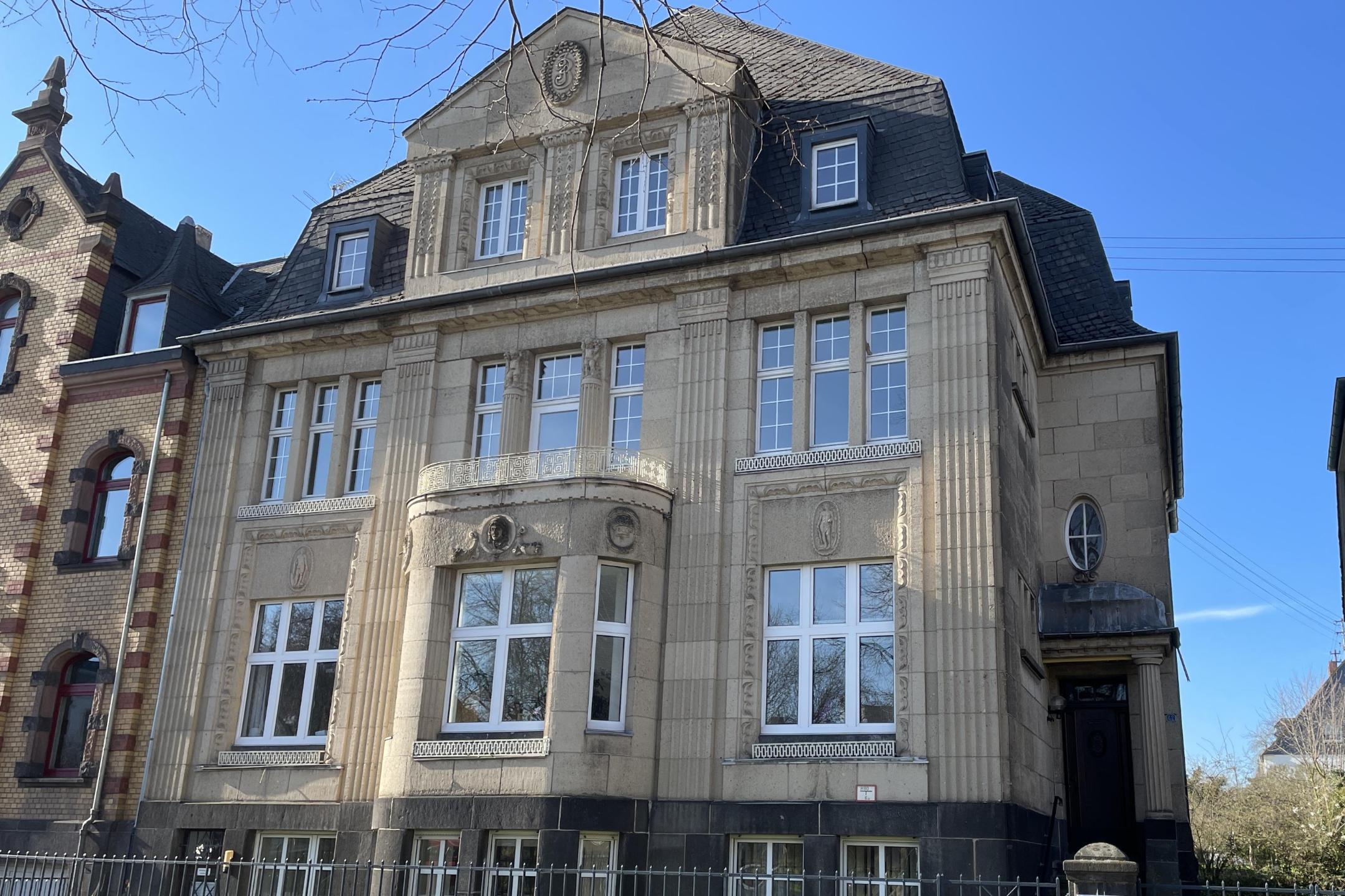 Ein großes Gebäude