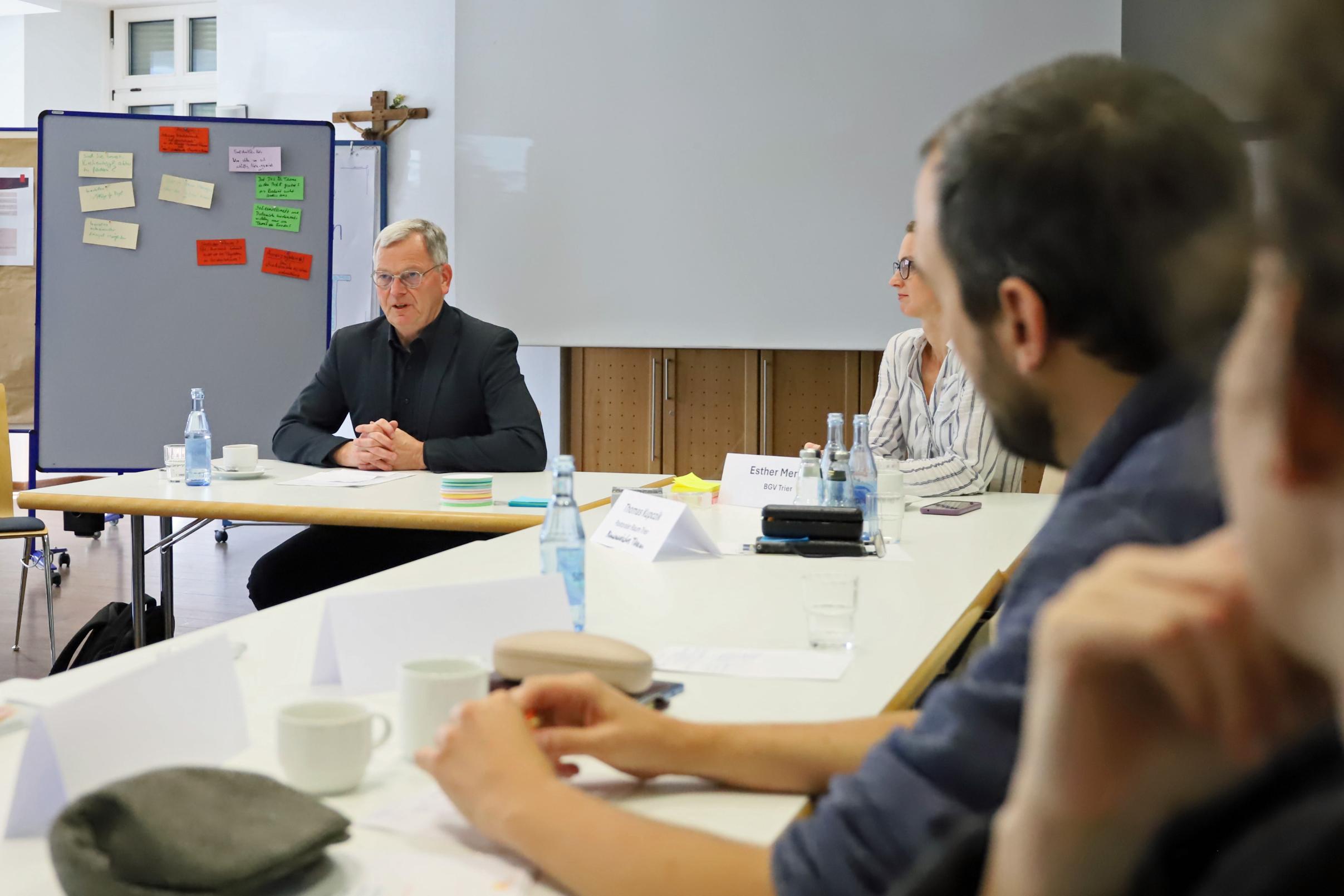 Beim Auftakt betonte Generalvikar Ulrich von Plettenberg, wie wichtig gerade aktuell ein Zeichen gegen Hetze und Spaltung sei.